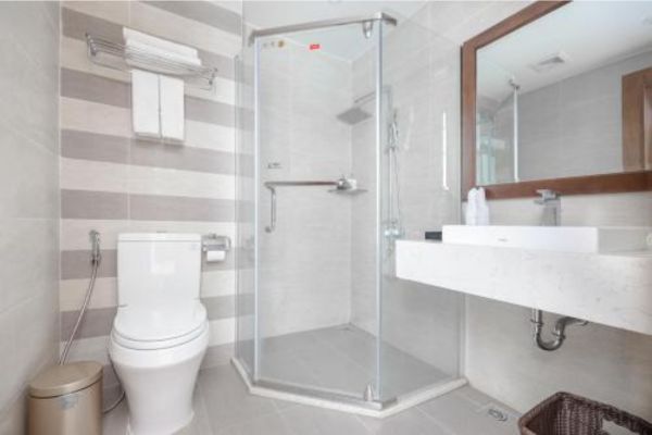Phòng tắm hiện đại và tiện nghi tại Deluxe Triple