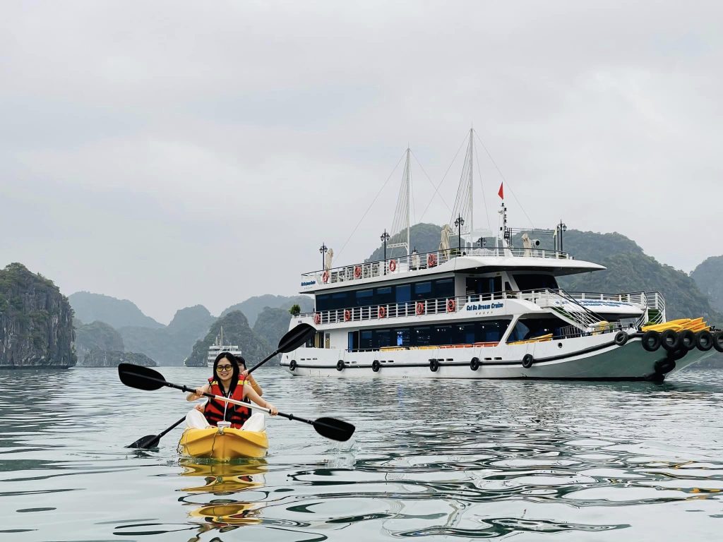 Chèo thuyền kayak - trải nghiệm không thể thiếu trong tour du lịch Cát Bà từ Thái Nguyên