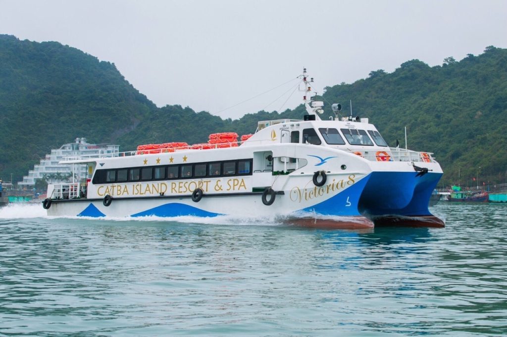 Du khách sẽ di chuyển bằng tàu cao tốc ra đảo Cát Bà trong Tour trọn gói từ Hạ Long
