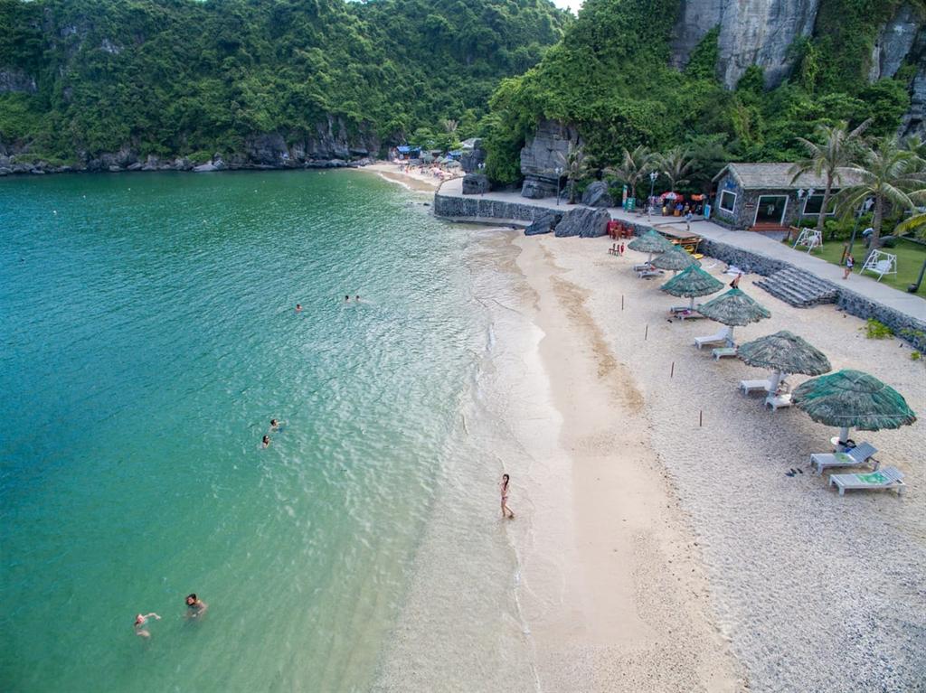 Tắm biển tại bãi biển Cát Cò sau khi di chuyển đến Cát bà