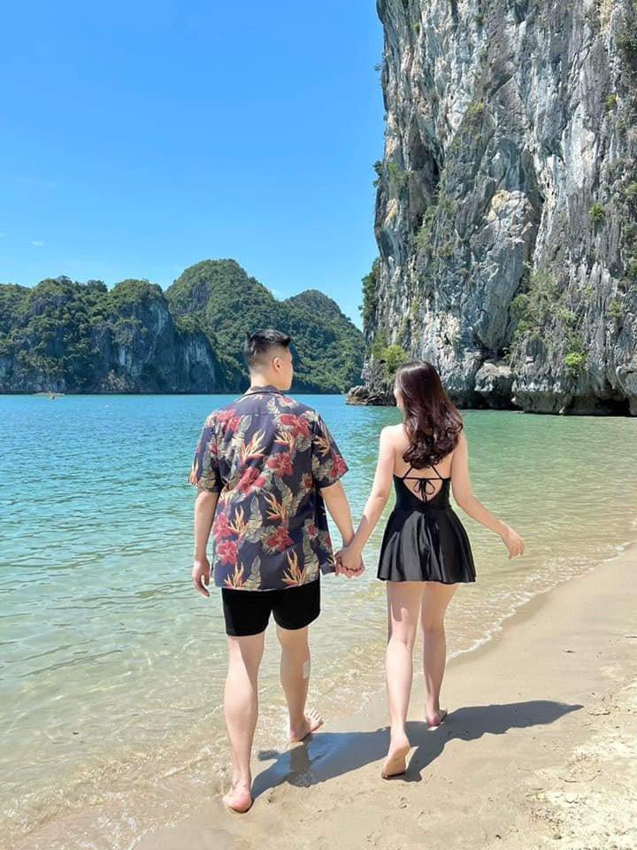 Tắm biển thư giãn trên bãi cát trắng, trải nghiệm không thể nào quên tại Cát Bà