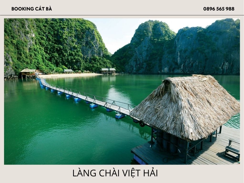 Vẻ đẹp thiên nhiên thơ mộng của làng chài Việt Hải với núi non và biển cả.