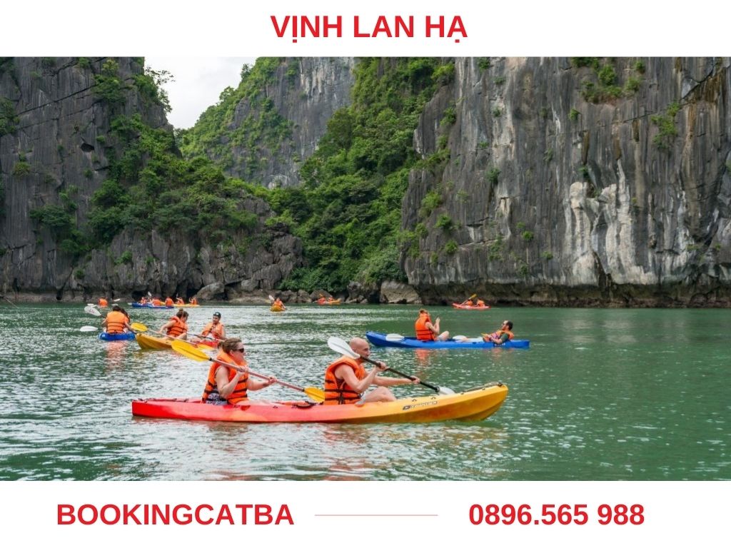 Trải nghiệm chèo thuyền kayak khám phá các hang động và hòn đảo nhỏ ở Vịnh Lan Hạ.
