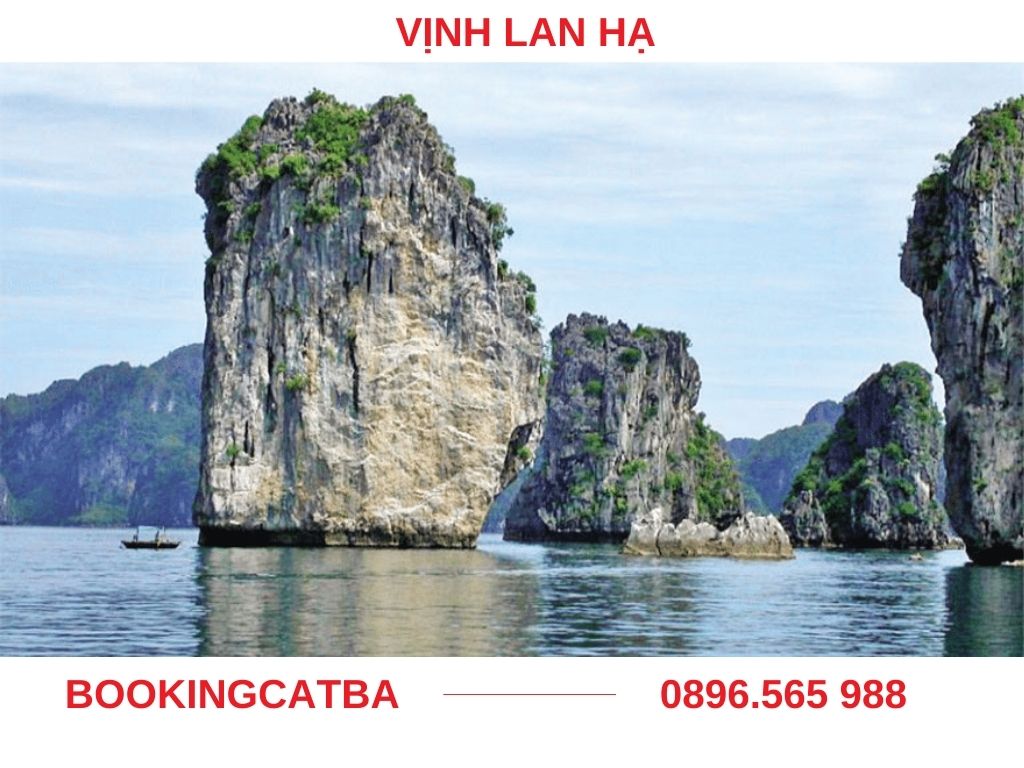 Hệ thống đảo đá vôi kỳ vĩ nhô lên khỏi mặt nước xanh ngọc bích ở Vịnh Lan Hạ.