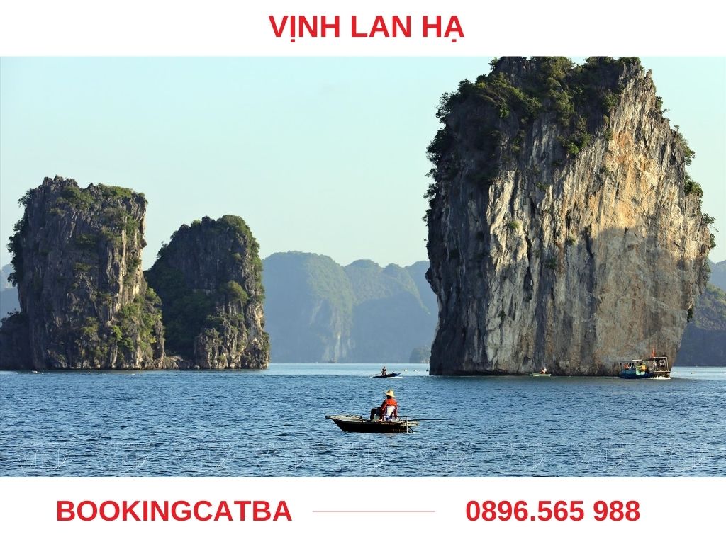 Vẻ đẹp thiên nhiên hoang sơ và thanh bình của Vịnh Lan Hạ với biển xanh, mây trắng, nắng vàng.